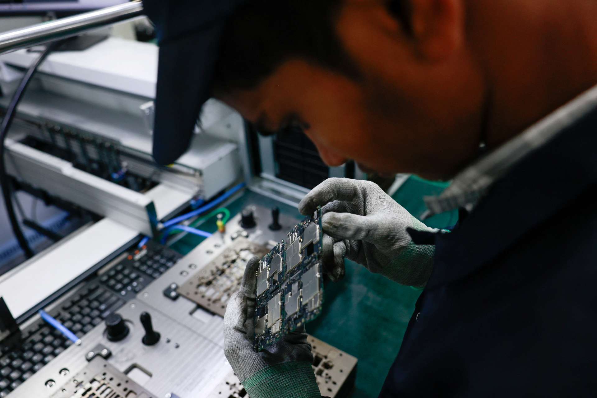 鋁電容/鉭電容｜尼吉康Nichicon 上半年淨利大減六成， AI 伺服器電容在未來兩年倍增