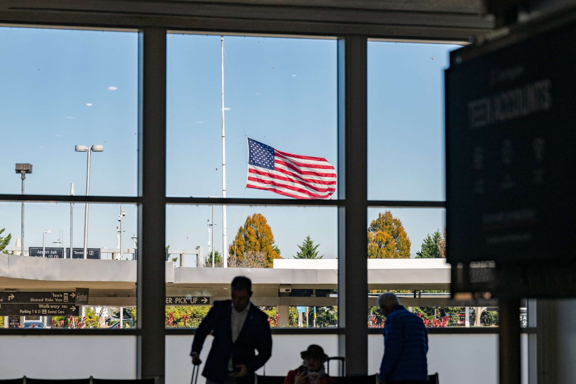 美國政府停擺衝擊感恩節航空旅遊計畫，航班預訂較去年同期下滑 4.5%
