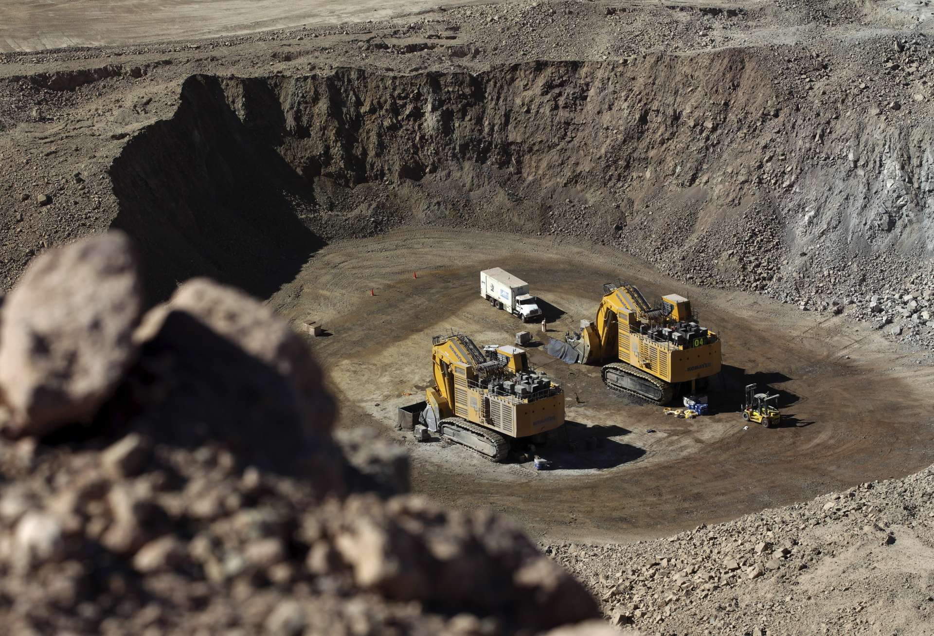 銅價突破 11,000：市場預期聯準會 12 月降息，庫存外流加劇供需緊俏