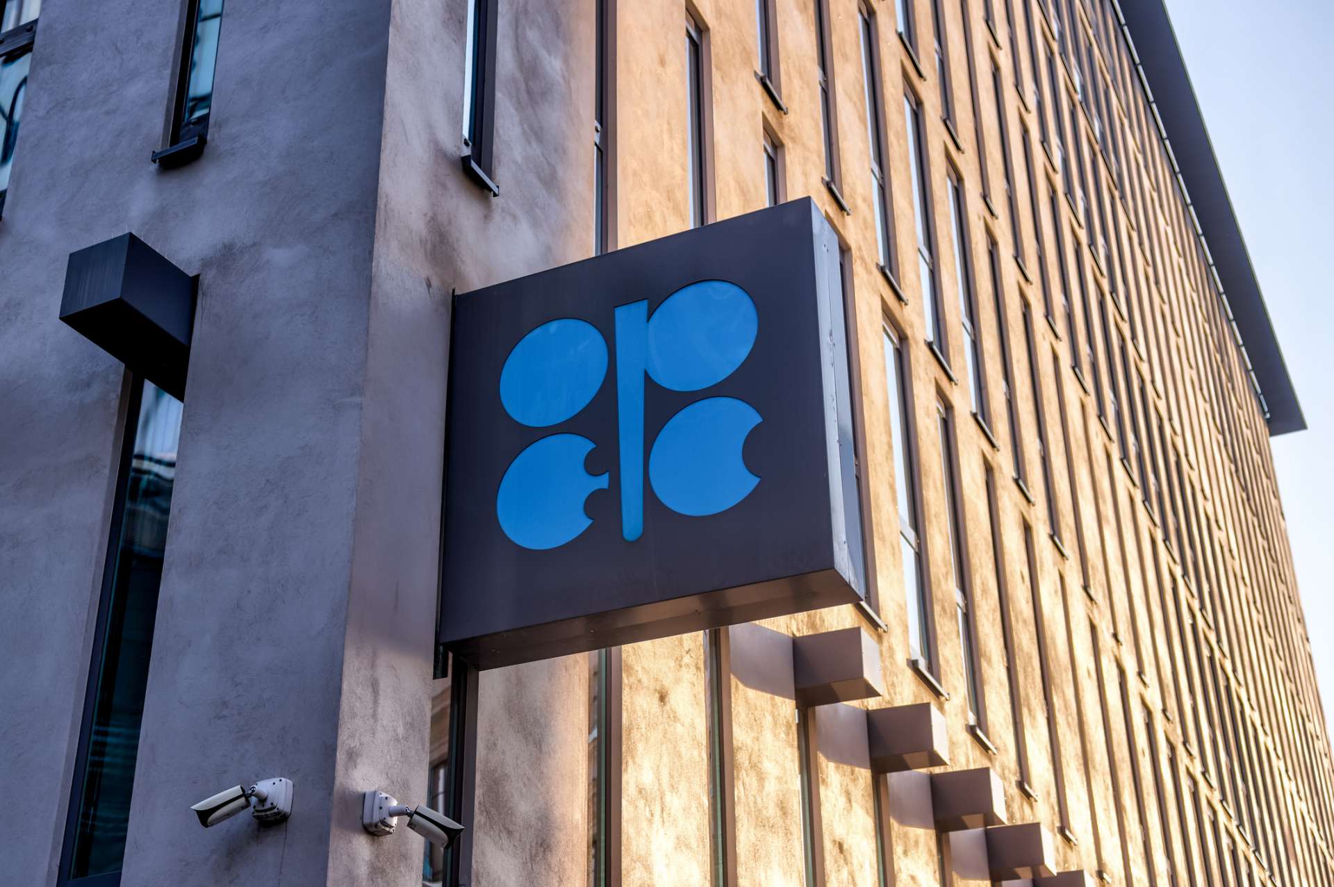 OPEC+ 擬維持產量不變：俄烏和談增添 2026 年供給不確定性、產能與配額談判成焦點