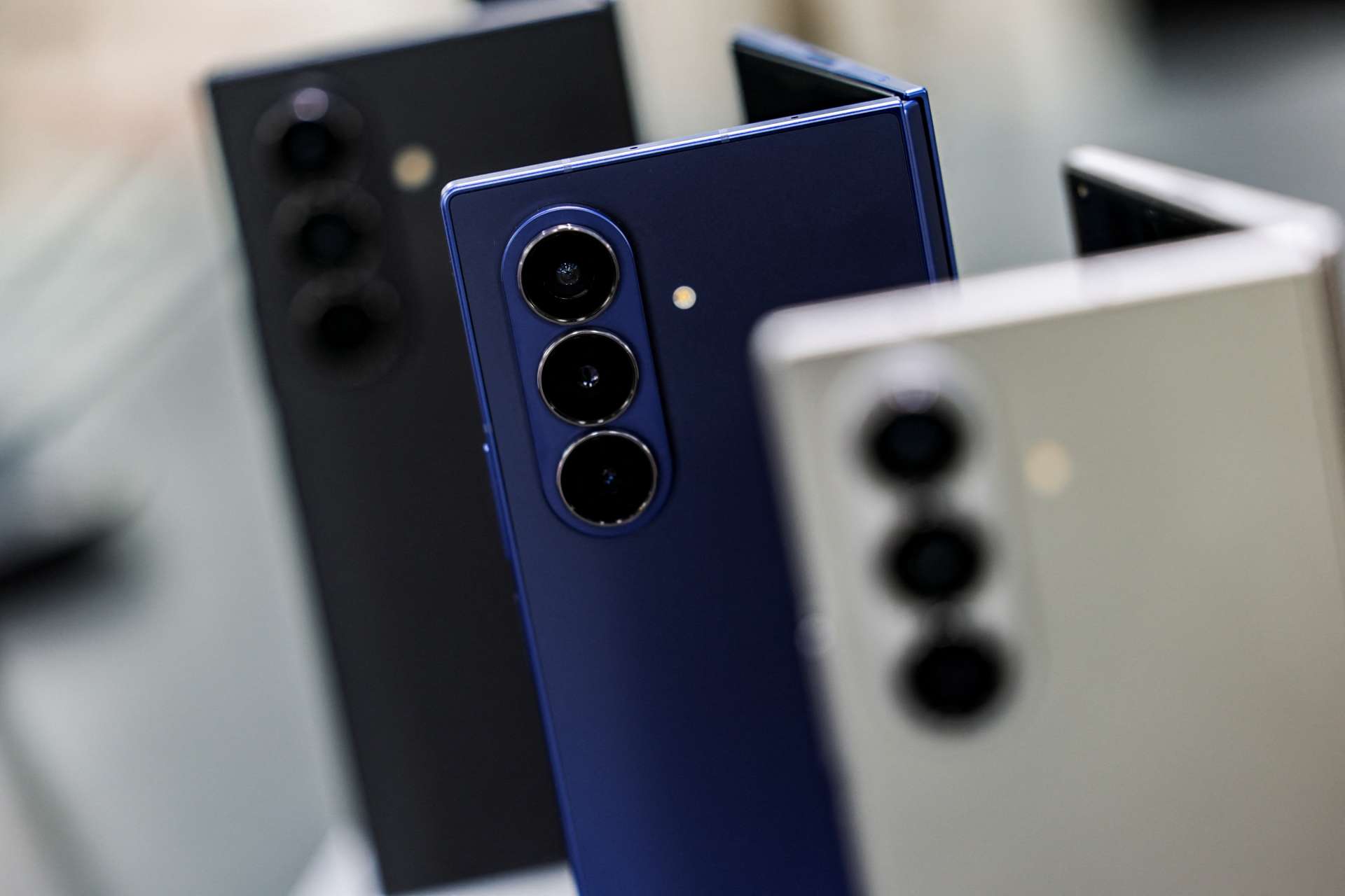 蘋果摺疊機傳將登場　三星顯示器供應 OLED　華為推平價摺疊掀市場戰火