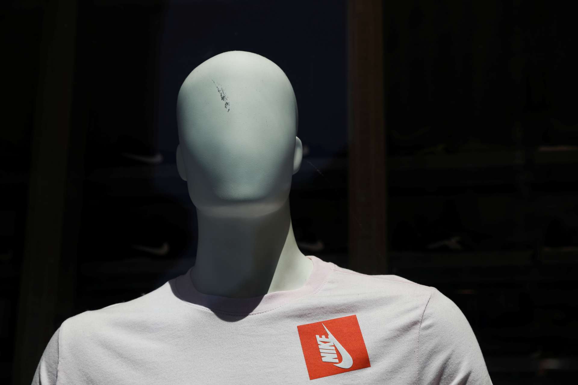 再生聚酯淪為「綠色煙霧彈」？Nike、Shein等品牌被點名為微塑膠大戶