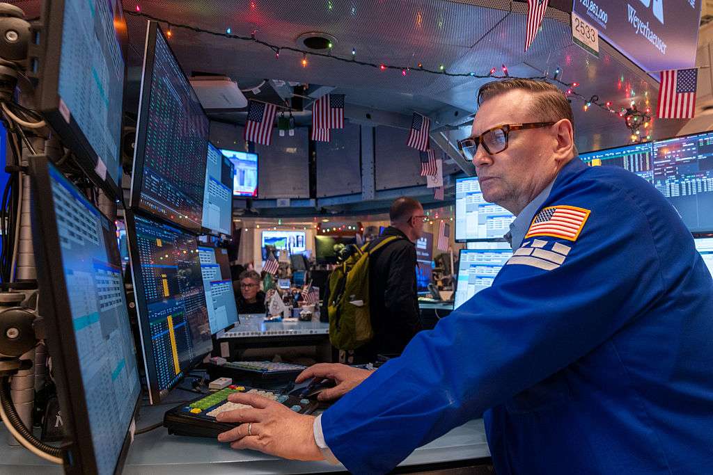 華爾街期貨下跌，科技股壓力未減；美元連三週走弱、歐股續揚