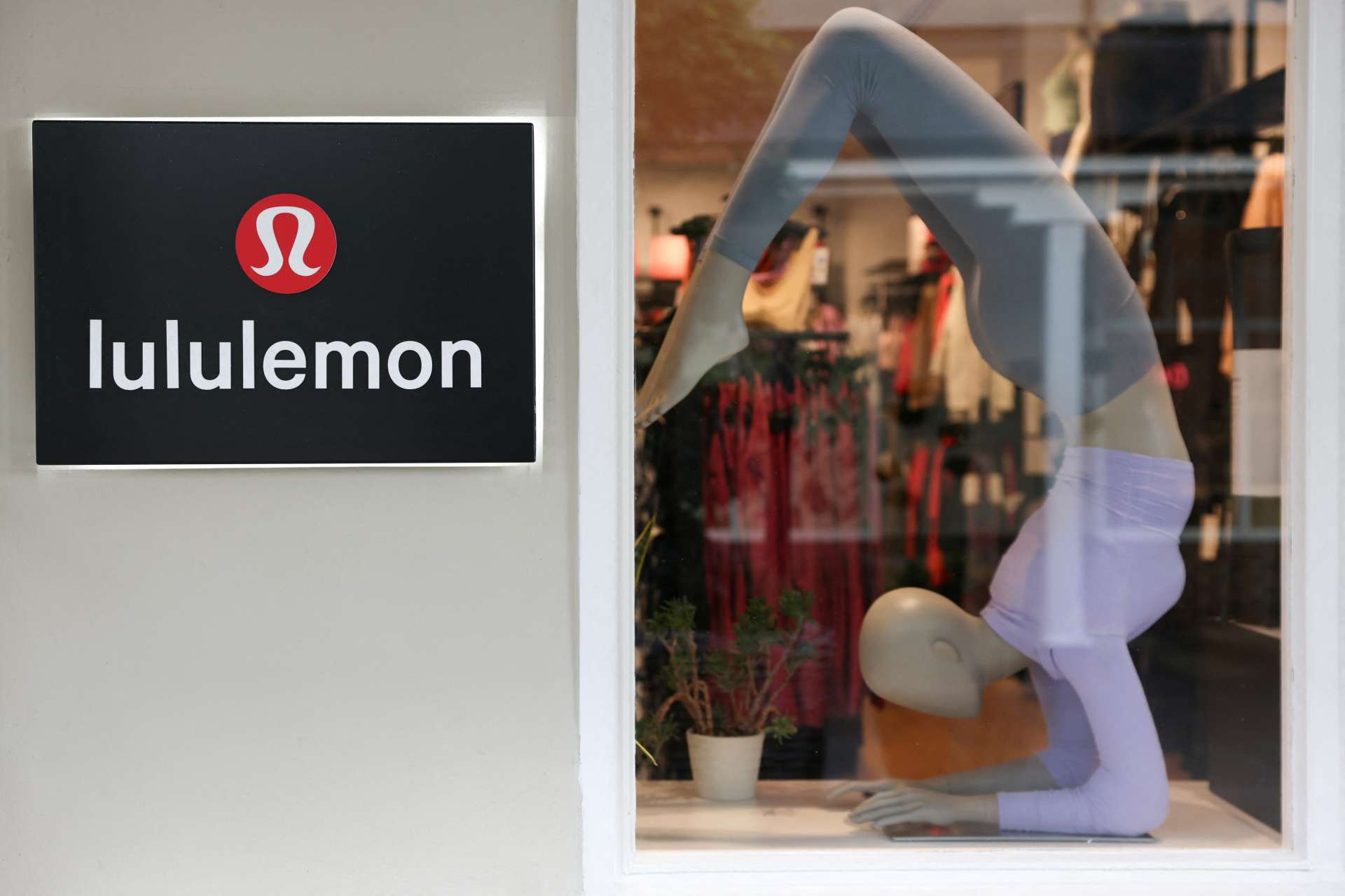 華爾街日報報導，積極型投資人 Elliott 已買進 Lululemon Athletica 超過 10 億美元股權，並計劃引進新任執行長