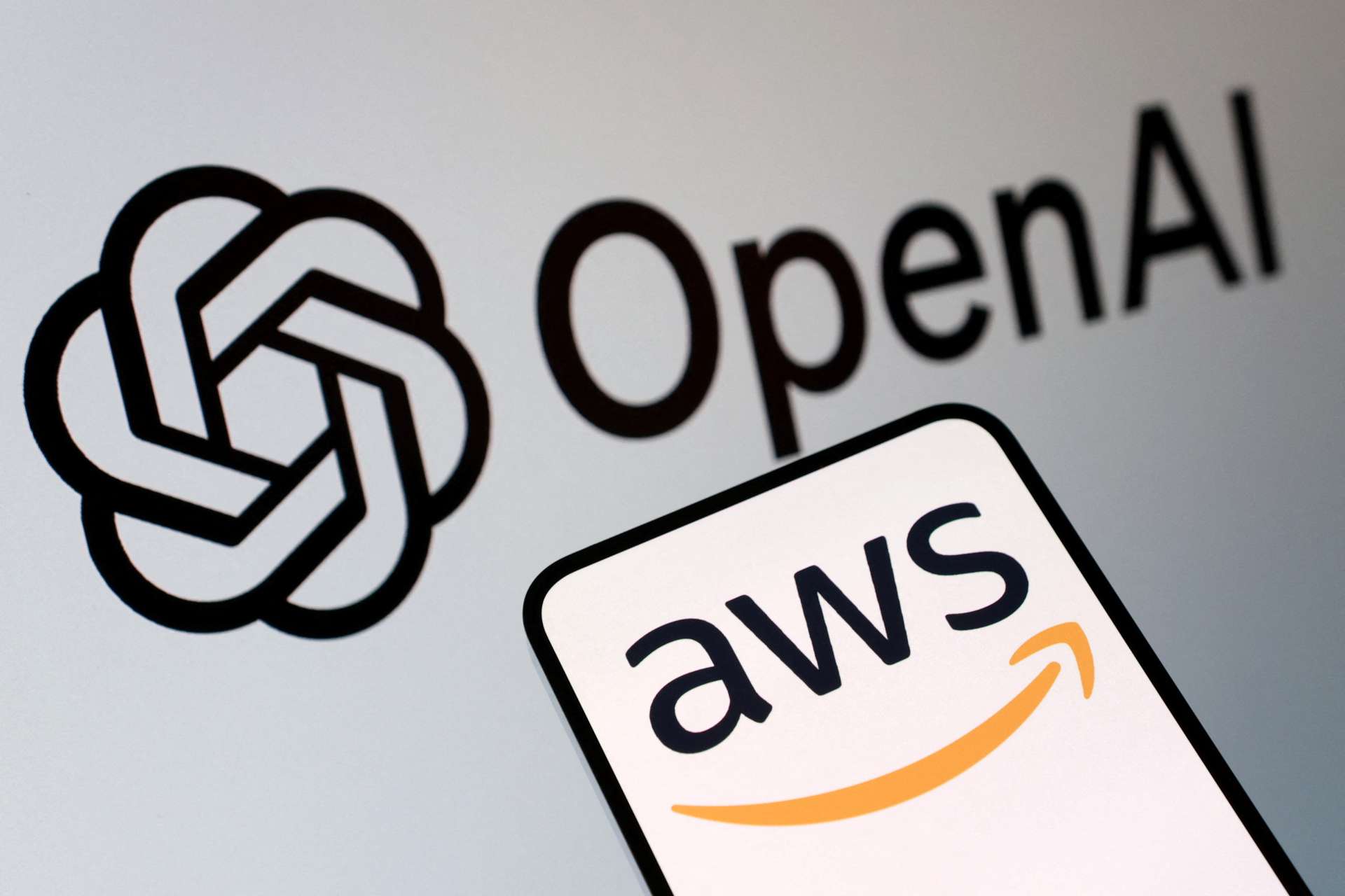 全球科技巨頭搶進AI基建！OpenAI估值衝破5000億美元，Amazon、Nvidia、Oracle等砸數千億美元擴充晶片與雲端運算