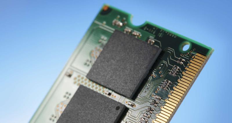 報價暴漲3倍、產能賣光光！記憶體迎來20年罕見「超級循環」...南亞科、華邦電還能追？他點名：這2檔龍頭抱緊處理