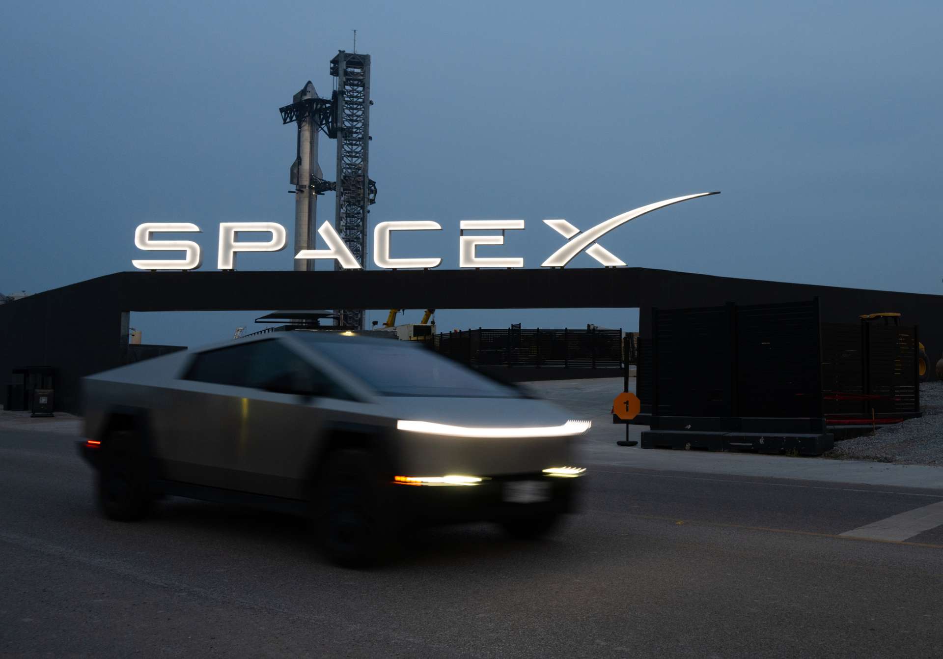 群創(3481)傳以FOPLP封裝技術打入SpaceX供應鏈！太空數據中心商機浮現