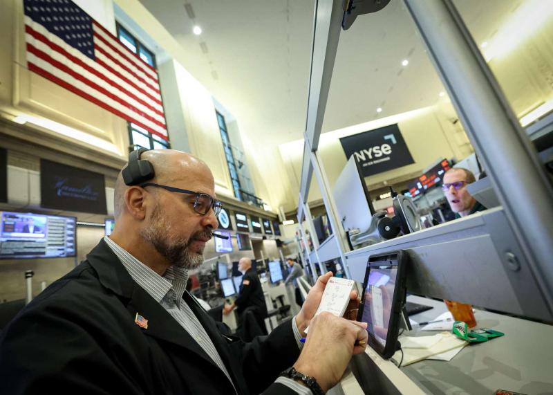 華爾街受金融股拖累收低　市場憂心川普信用卡利率上限提案