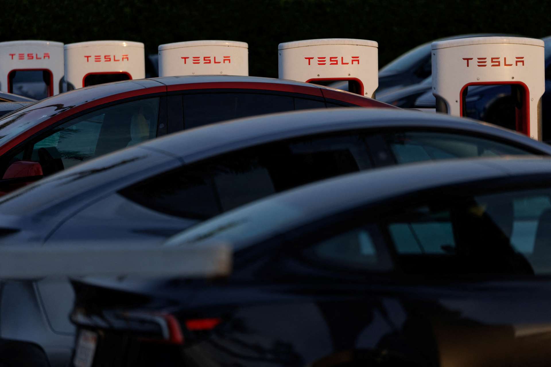 人形機器人與自駕車的「資本」湧入！特斯拉 2026 年資本支出飆破 200 億美元