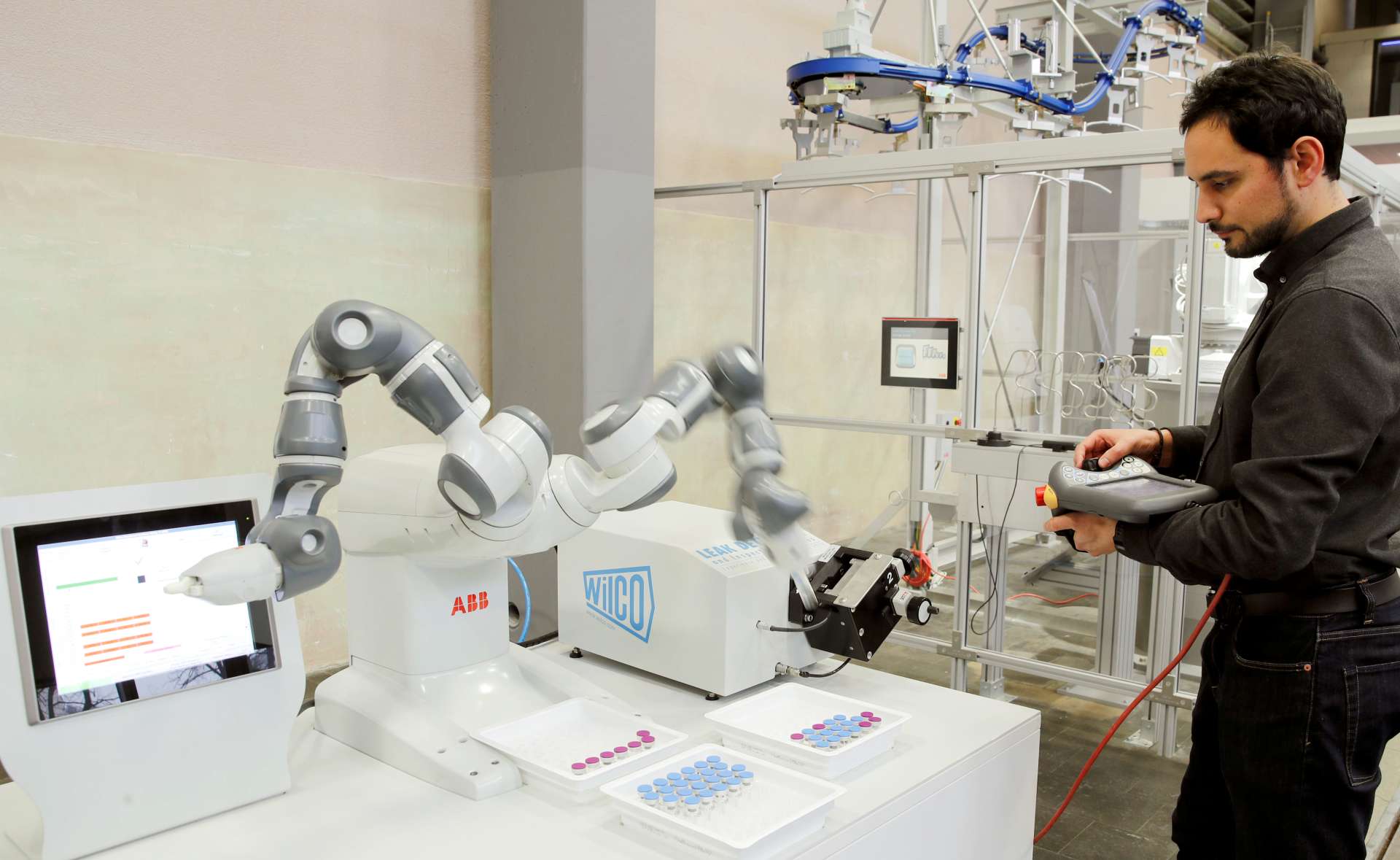 鴻海(2317)率先導入AI機器人新訓練技術 ABB攜手輝達打造「真實級模擬」突破量產瓶頸