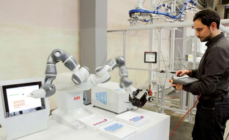 鴻海(2317)率先導入AI機器人新訓練技術 ABB攜手輝達打造「真實級模擬」突破量產瓶頸