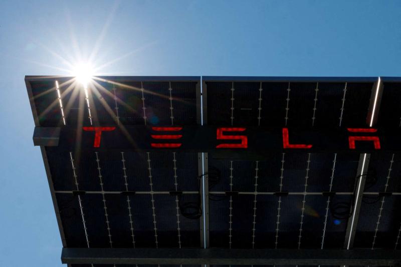特斯拉交車創一年低點 庫存攀升拖累股價