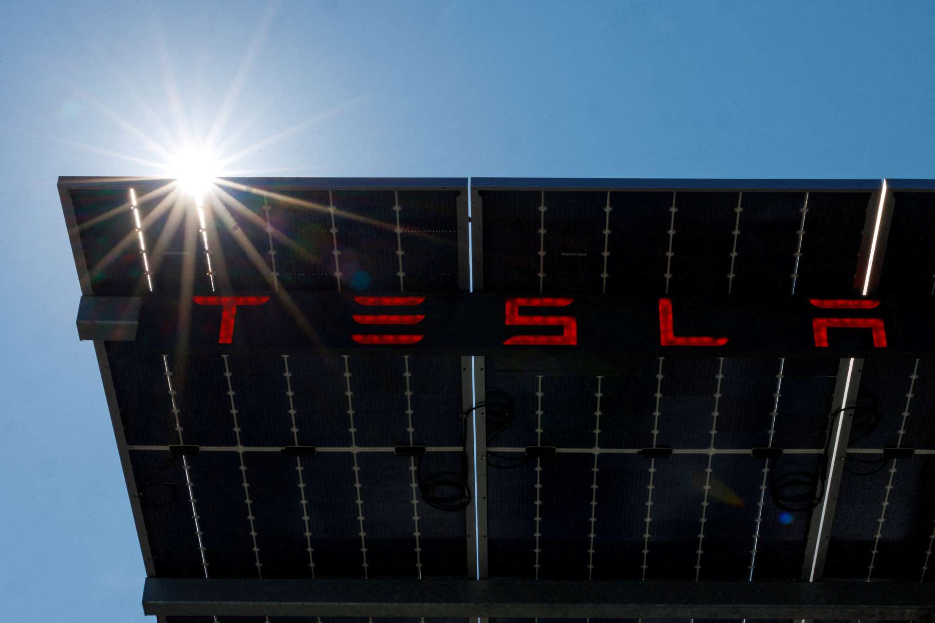 特斯拉交車創一年低點 庫存攀升拖累股價