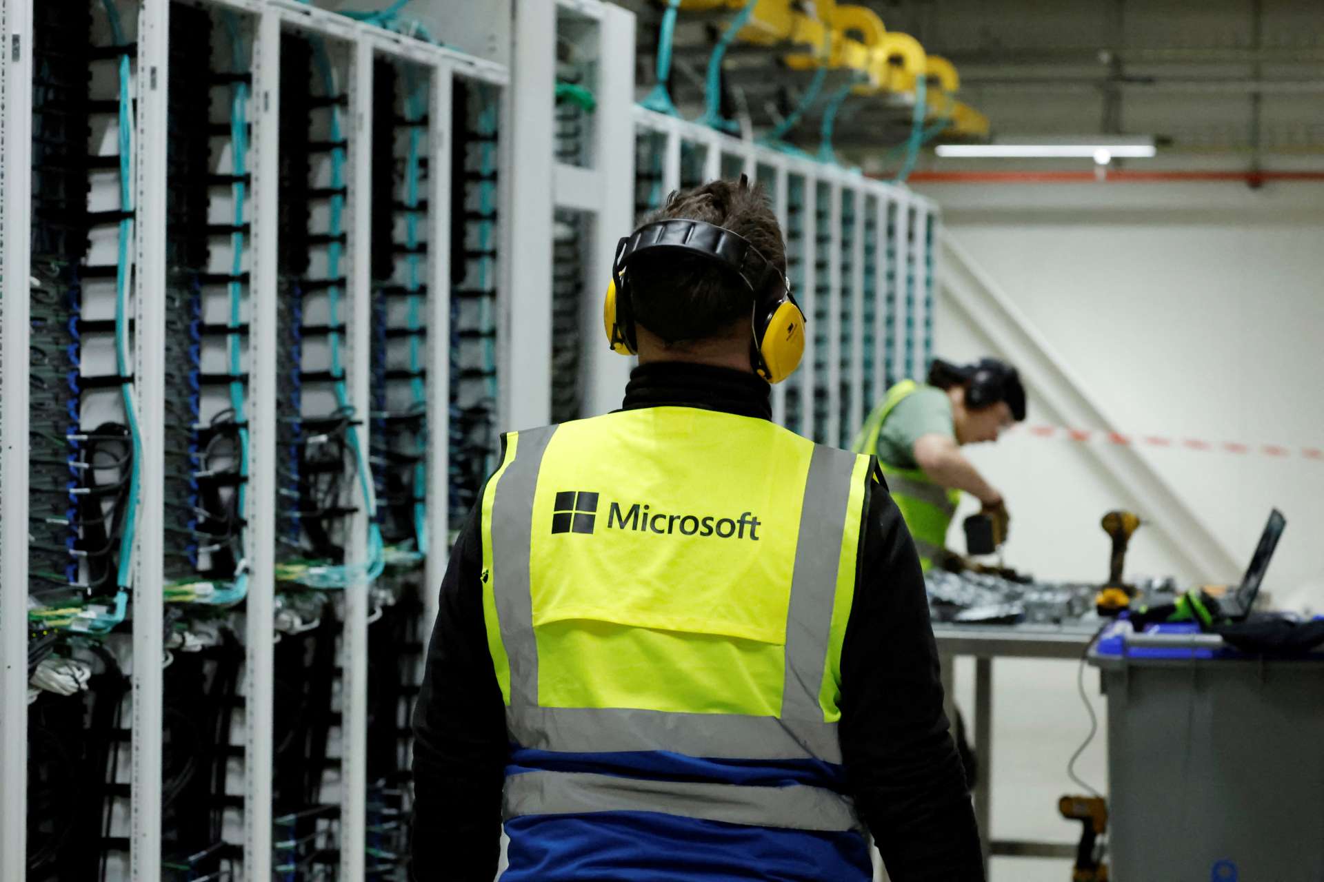 ASML與台積電上修展望後　市場下一步就看微軟、Meta與亞馬遜AI支出表態