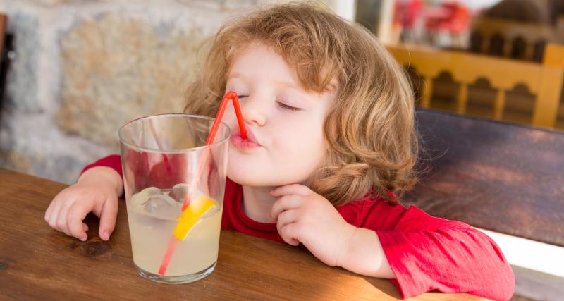 這次真的是最後一根吸管？美國政策大轉彎，推動全球塑膠限量生產！