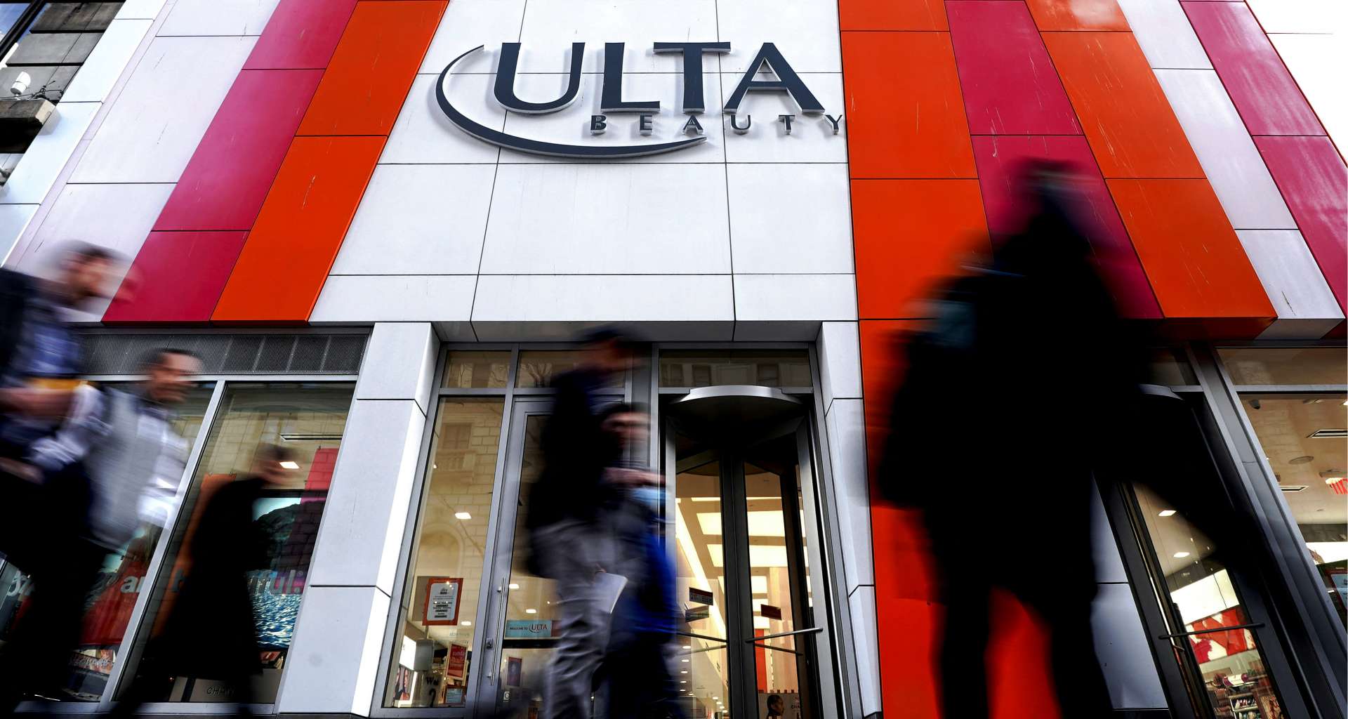 零售消費|Ulta Beauty上調年度利潤預測,因假期購物季對高端美妝產品的需求回升!