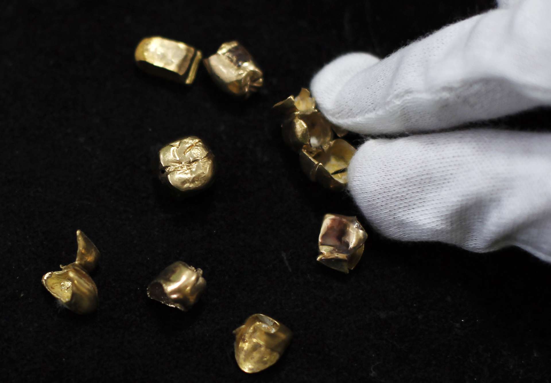 《黃金走勢》降息預期與政治僵局並進，金價徘徊歷史高點