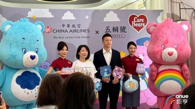 華航強化航空軟服務差異 愛心小熊聯名商品上機