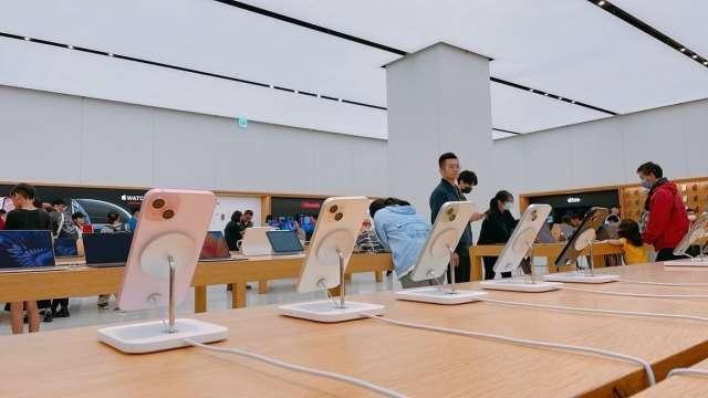 通訊行：iPhone 17來勢洶洶預約量年增26% 三星、OPPO紛紛降價應對