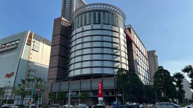 新光三越中港店重開幕人潮湧現 二大檔期接續開打