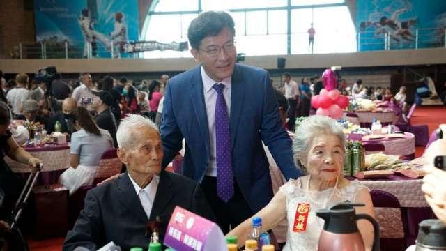 統一企業慈善事業基金會連袂36企業 舉辦「黃金鑽石婚․牽手情—99圓夢」