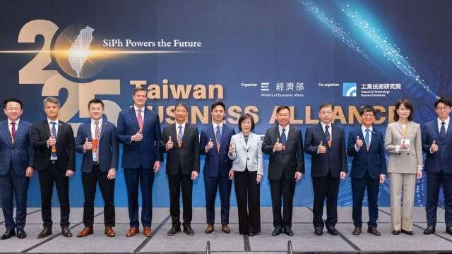 矽光領航外商搶占AI新局 經部與11家國際巨頭簽483億投資意向書