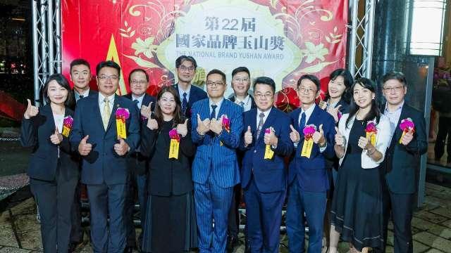 永豐金榮獲「國家品牌玉山獎」15項肯定