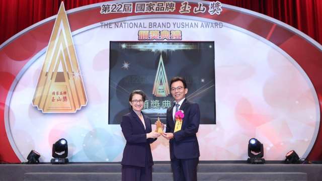 公股新標竿！臺企銀21項玉山獎入袋第5度奪全國首獎「遺囑+信託」「添好孕」吸睛