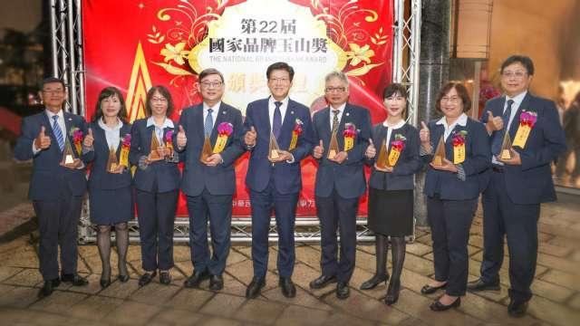 彰銀攬11項國家玉山獎 董座胡光華榮膺「傑出企業領導人」、ESG數據金融平台奪首獎