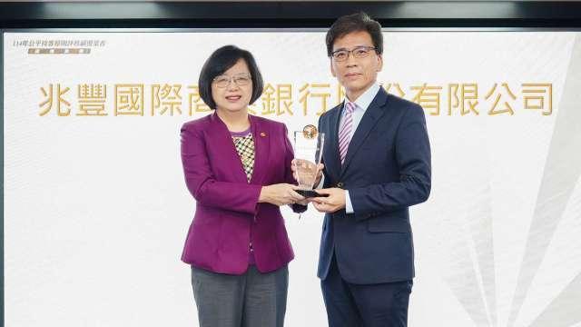 兆豐銀行奪「公平待客績優獎」全方位服務領先業界 躋身銀行業前25%