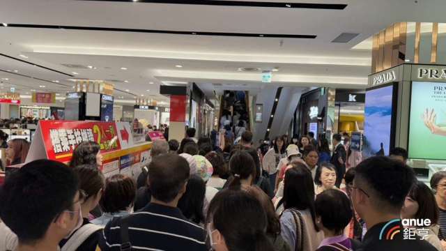 〈2025周慶〉SOGO台北店周慶首日湧入10萬爆滿人潮 業績衝破13億元