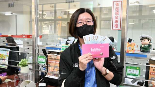 普發1萬分流超給力！27.3萬人郵局臨櫃領現3分鐘搞定 12/1起免看單雙號