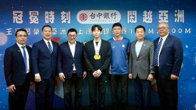 從泳池到世界舞台！台中銀行力挺王冠閎 引領台灣體育永續向上躍進