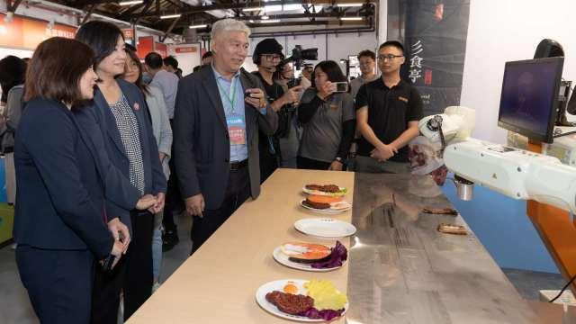 缺工下轉型戰略！觀光署攜35家科技隊友以AI、自動化塑造觀光韌性