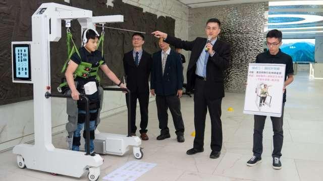 國科會發表全球首創「AI隨動步行復健機器人」 讓退化患者重回生活不是夢