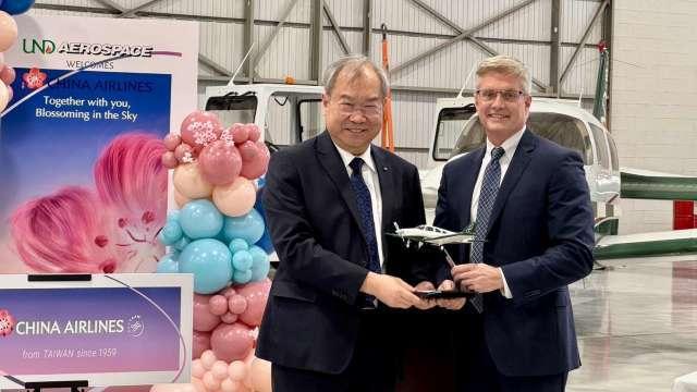 華航董座參訪鳳凰城飛行學校 將持續投入機師訓練資源