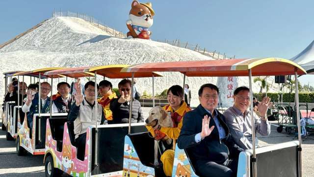 6米巨柴成為七股鹽山最萌地標 臺鹽毛小孩列車啟程招「柴」