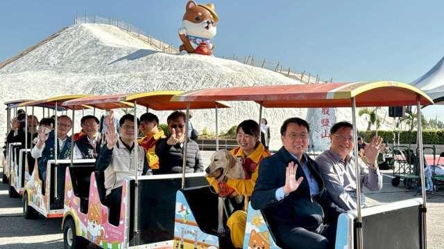 6米巨柴成為七股鹽山最萌地標 臺鹽毛小孩列車啟程招「柴」