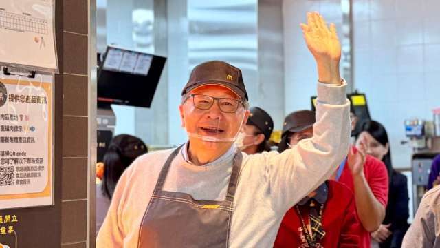 麥當勞進駐聯發科總部 執行長蔡力行驚喜現身為員工剷薯條