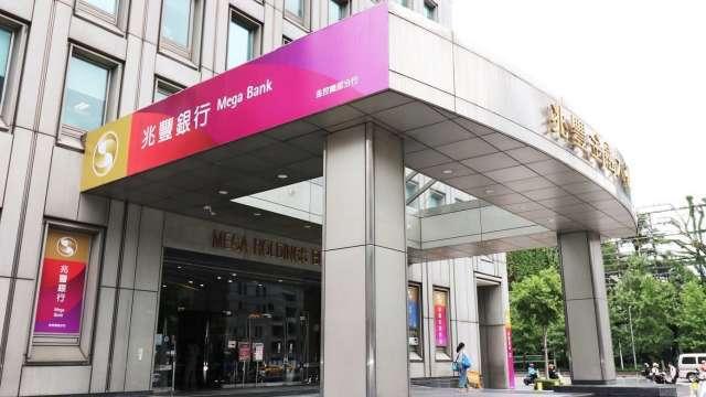 稅務利益神助攻！兆豐金2025獲利拉尾盤 全年狂賺逾350億創新高 EPS 2.37元