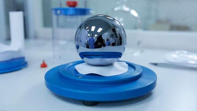 全國最「吸睛」矽晶球造價3千萬打造1kg國家基準 台灣原子鐘準度排名世界前10