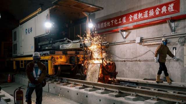 台南鐵路地下永久軌接合完成 交長：年底拚第一階段通車邁進