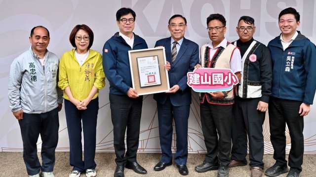 台新新光金助偏鄉學子赴美國際交流   陳其邁市長親頒感謝狀