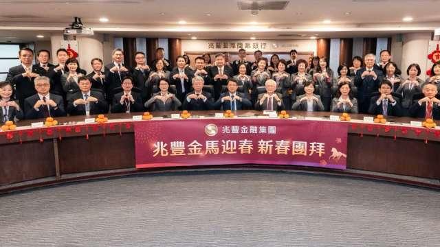 兆豐金去年大賺350億創高！董座視訊團拜拋金馬年聚焦4大方向再攀高峰