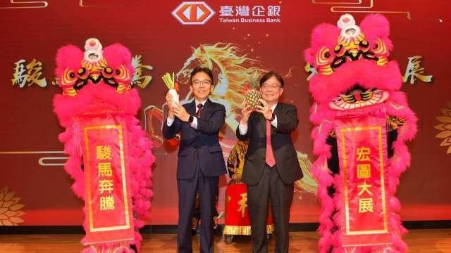 〈新春團拜〉臺企銀「馬」力夯！元月自結獲利13億年增近1成 連4年賺破百億期再登高峰