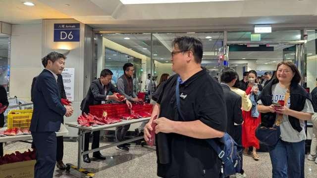 杜拜機場滯留旅客返台 共275名台灣旅客安抵國門