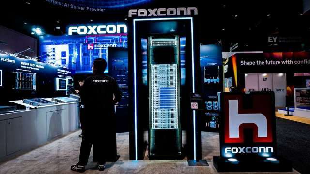 〈輝達GTC大會〉鴻海秀Vera Rubin NVL72機櫃 公開AI工業人形機器人及MDC布局