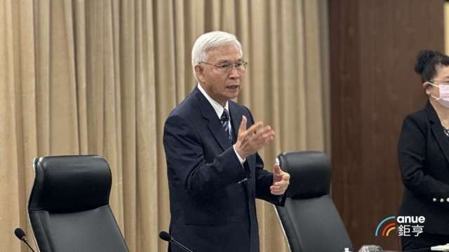 〈央行理監事會〉外資3月大出逃 楊金龍：積極調節不硬守32元 嚴防通膨預期心理