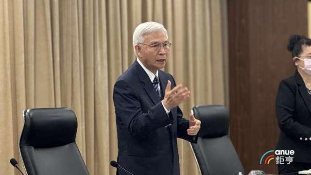 〈央行理監事會〉外資3月大出逃 楊金龍：積極調節不硬守32元 嚴防通膨預期心理